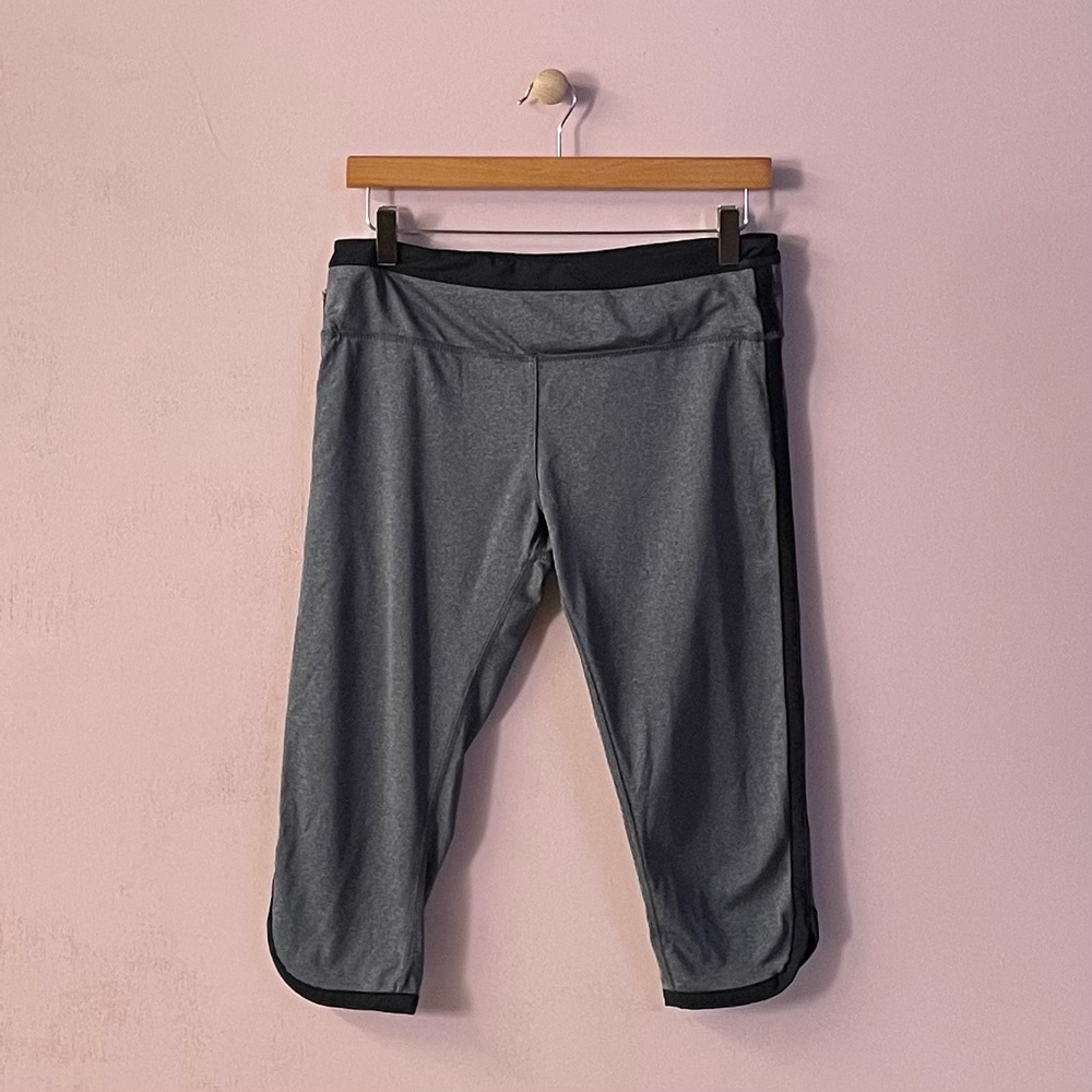 Gray & Black Trim Low Rise Sporty Capris GUC Size S